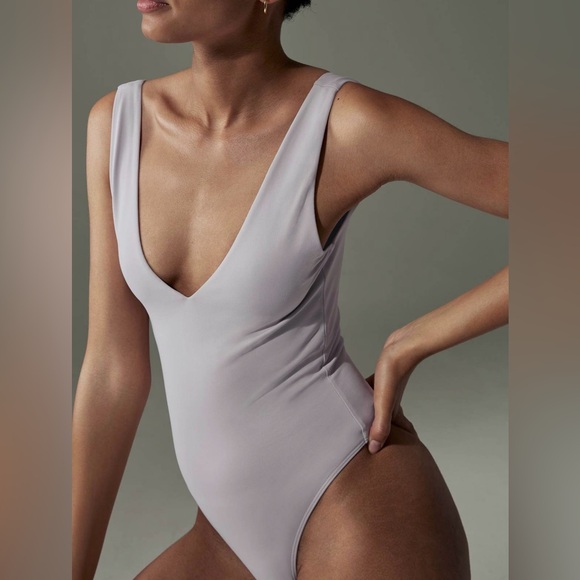 Aritzia Babaton Contour Light Grey V Neck Bodysuit - Picture 3 of 3